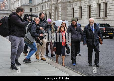 London, Großbritannien. November 2021. Richard Ratcliffe heute, am 19. Tag seines Hungerstreiks vor dem Auswärtigen Amt. Ratcliffe geht zusammen mit seinem Parlamentsabgeordneten Tulip Siddiq und Mitgliedern seines Unterstützerteams und seiner Familie ins Auswärtige Amt, um James geschickt zu treffen. Es heißt, dass er heute ein Treffen mit iranischen Vertretern abgehalten habe, um die Dinge im Fall von Ratcliffes Frau Nazanin Zaghari-Ratcliffe, die noch immer im Iran festgehalten wird, voranzubringen. Kredit: Imageplotter/Alamy Live Nachrichten Stockfoto