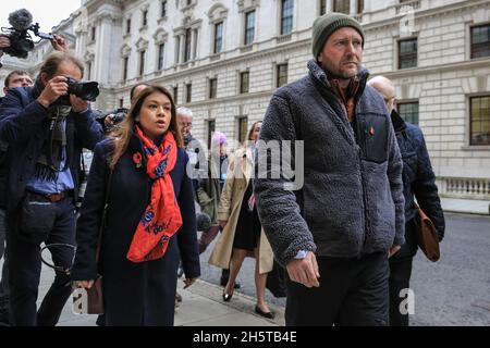 London, Großbritannien. November 2021. Richard Ratcliffe heute, am 19. Tag seines Hungerstreiks vor dem Auswärtigen Amt. Ratcliffe geht zusammen mit seinem Parlamentsabgeordneten Tulip Siddiq und Mitgliedern seines Unterstützerteams und seiner Familie ins Auswärtige Amt, um James geschickt zu treffen. Es heißt, dass er heute ein Treffen mit iranischen Vertretern abgehalten habe, um die Dinge im Fall von Ratcliffes Frau Nazanin Zaghari-Ratcliffe, die noch immer im Iran festgehalten wird, voranzubringen. Kredit: Imageplotter/Alamy Live Nachrichten Stockfoto