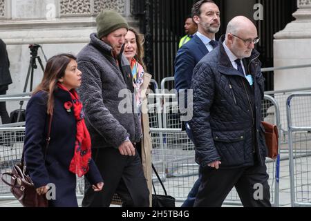 London, Großbritannien. November 2021. Richard Ratcliffe heute, am 19. Tag seines Hungerstreiks vor dem Auswärtigen Amt. Ratcliffe geht zusammen mit seinem Parlamentsabgeordneten Tulip Siddiq und Mitgliedern seines Unterstützerteams und seiner Familie ins Auswärtige Amt, um James geschickt zu treffen. Es heißt, dass er heute ein Treffen mit iranischen Vertretern abgehalten habe, um die Dinge im Fall von Ratcliffes Frau Nazanin Zaghari-Ratcliffe, die noch immer im Iran festgehalten wird, voranzubringen. Kredit: Imageplotter/Alamy Live Nachrichten Stockfoto