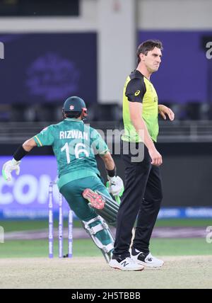 Dubaii, VAE, 11, 2021. November: ICC T20 2. Halbfinale: Pakistan gegen Australien: Pal Cummings of Australia in Aktion während der 2. Halbzeit im Dubai-Stadion am Donnerstag. Bildnachweis: Seshadri SUKUMAR Kredit: Seshadri SUKUMAR/Alamy Live Nachrichten Kredit: Seshadri SUKUMAR/Alamy Live Nachrichten Stockfoto