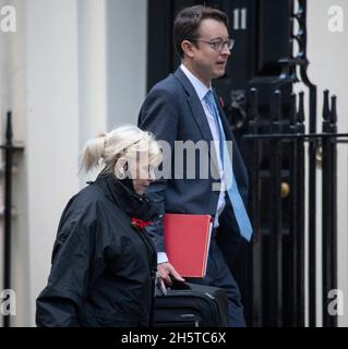 Downing Street, London, Großbritannien. 11. November 2021. Simon Clarke MP, Chief Secretary to the Treasury in Downing Street. Quelle: Malcolm Park/Alamy Live News. Stockfoto