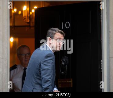 Downing Street, London, Großbritannien. 11. November 2021. Simon Clarke MP, Chief Secretary to the Treasury in Downing Street. Quelle: Malcolm Park/Alamy Live News. Stockfoto