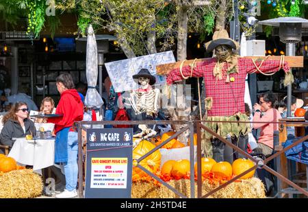 Menschen sitzen im NC Cafe, Saintes Maries de la Mer, Camargue, Frankreich, umgeben von halloween-Dekorationen Stockfoto