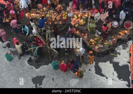 Neu-Delhi, Indien. November 2021. Giftiger Schaum schwimmt auf der Oberfläche des verschmutzten Yamuna-Flusses, während hinduistische Anhänger nach dem Baden als Teil der Rituale am Ende des viertägigen Festivals „Chhath Puja“ am Donnerstag, dem 11. November 2021, in Neu Delhi, Indien, beten. Das alte hinduistische Fest, das dem sonnengott gewidmet ist, wird für das Wohlergehen, die Entwicklung und den Wohlstand der Familienmitglieder gefeiert. Foto von Abhishek/UPI Credit: UPI/Alamy Live News Stockfoto