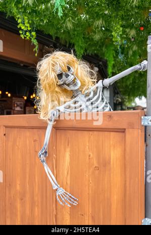 Weibliches Skelett mit blonden Perücke Halloween Dekorationen, NC Cafe, Saintes Maries de la Mer, Camargue, Frankreich Stockfoto