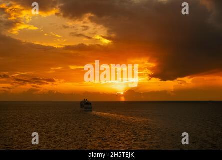 Das Regent Seven Seas Explorer-Schiff verlässt Marseille und fährt zu einem wunderschönen Sonnenuntergang zum nächsten Ziel Stockfoto