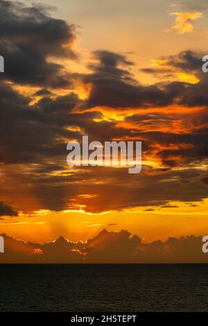 Sonnenuntergang über dem Mittelmeer, Marseille Frankreich Stockfoto