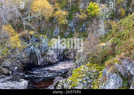 DULSIE BRIDGE NAIRN MORAY SCOTLAND BLICK VON DER BRÜCKE AUF DIE SCHLUCHT UND DEN FLUSS FINDHORN IM SPÄTHERBST Stockfoto