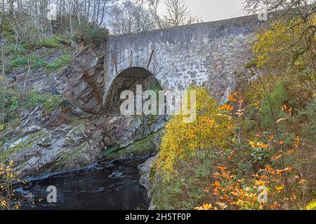 DULSIE BRIDGE NAIRN MORAY SCOTLAND DIE BRÜCKE ÜBER DEN FLUSS FINDHORN MIT GELBEN BIRKENBLÄTTERN IM SPÄTHERBST Stockfoto