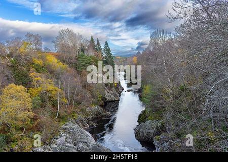 DULSIE BRIDGE NAIRN MORAY SCOTLAND BLICK AUF DEN FLUSS FINDHORN UND DIE SCHLUCHT IM SPÄTHERBST Stockfoto