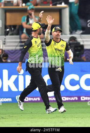 Dubaii, VAE, 11, Nov 2021: ICC T20 2. Halbfinale: Pakistan gegen Australien: David Warner aus Australien in Aktion, nachdem er am Donnerstag im 2. Halbfinale im Dubai-Stadion babar von Adaam Zampa gefangen hatte. Bildnachweis: Seshadri SUKUMAR Kredit: Seshadri SUKUMAR/Alamy Live Nachrichten Stockfoto