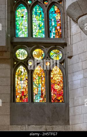 Kathedrale Sagrada Familia Barcelona - Innenfenster aus Buntglas Stockfoto