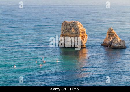 LAGOS, PORTUGAL - 7. OKTOBER 2017: Stand-up-Paddleboarding an den Klippen in der Nähe von Lagos, Portugal. Stockfoto