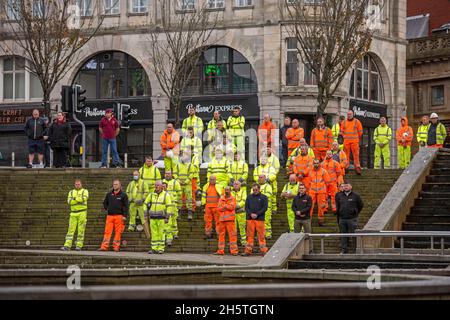 Swansea, Großbritannien. November 2021. Arbeiter lassen ihre Werkzeuge herunter, um heute Morgen während der Zeremonie zum Waffenstillstandstag auf dem Castle Square in Swansea ein zweiminüiges Schweigen zu beobachten und den Kriegstoten ihre Achtung zu zollen. Quelle: Phil Rees/Alamy Live News Stockfoto