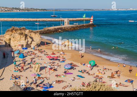 LAGOS, PORTUGAL - 7. OKTOBER 2017: Menschen am Strand Praia da Batata in der Nähe von Lagos, Portugal. Stockfoto