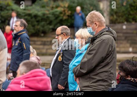 Swansea, Großbritannien. November 2021. Menschen, die heute Morgen während der Zeremonie zum Waffenstillstandstag auf dem Castle Square in Swansea ein zweiminüiges Schweigen halten, um den Kriegtot ihre Achtung zu erweisen. Quelle: Phil Rees/Alamy Live News Stockfoto