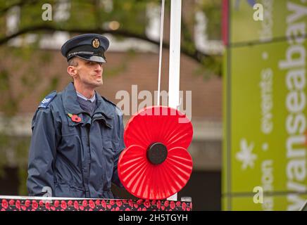 Swansea, Großbritannien. November 2021. Ein Luftkadet der RAF, der heute Morgen kurz nach dem Anhauen der walisischen Flagge ein zweiminütiger Schweigeminute hielt, um den Kriegtot während der Zeremonie zum Waffenstillstandstag auf dem Castle Square in Swansea seine Achtung zu zollen. Quelle: Phil Rees/Alamy Live News Stockfoto