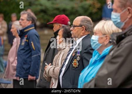 Swansea, Großbritannien. November 2021. Menschen, die heute Morgen während der Zeremonie zum Waffenstillstandstag auf dem Castle Square in Swansea ein zweiminüiges Schweigen halten, um den Kriegtot ihre Achtung zu erweisen. Quelle: Phil Rees/Alamy Live News Stockfoto