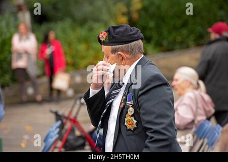 Swansea, Großbritannien. November 2021. Ein alter Soldat wischt sich die Tränen ab, nachdem er heute Morgen während der Zeremonie zum Waffenstillstandstag auf dem Castle Square, Swansea, ein zweiminütiger Schweigen beobachtet hat, um den Kriegstoten seine Achtung zu erweisen. Quelle: Phil Rees/Alamy Live News Stockfoto