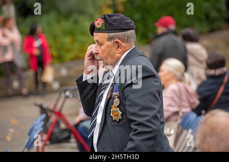 Swansea, Großbritannien. November 2021. Ein alter Soldat wischt sich die Tränen ab, nachdem er heute Morgen während der Zeremonie zum Waffenstillstandstag auf dem Castle Square, Swansea, ein zweiminütiger Schweigen beobachtet hat, um den Kriegstoten seine Achtung zu erweisen. Quelle: Phil Rees/Alamy Live News Stockfoto