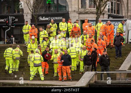 Swansea, Großbritannien. November 2021. Arbeiter lassen ihre Werkzeuge herunter, um heute Morgen während der Zeremonie zum Waffenstillstandstag auf dem Castle Square in Swansea ein zweiminüiges Schweigen zu beobachten und den Kriegstoten ihre Achtung zu zollen. Quelle: Phil Rees/Alamy Live News Stockfoto