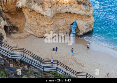 LAGOS, PORTUGAL - 7. OKTOBER 2017: Menschen am Strand Praia do Camilo in der Nähe von Lagos, Portugal. Stockfoto