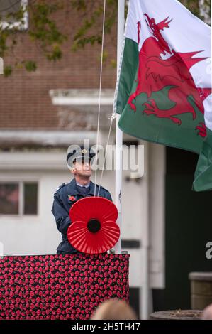 Swansea, Großbritannien. November 2021. Die walisische Flagge wird von einem RAF Air Cadet während der Zeremonie zum Waffenstillstandstag am heutigen Morgen auf dem Castle Square in Swansea abgesenkt. Quelle: Phil Rees/Alamy Live News Stockfoto