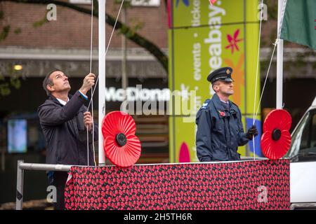 Swansea, Großbritannien. November 2021. Die Union Jack und die walisische Flagge werden heute Morgen bei der Zeremonie zum Waffenstillstandstag auf dem Castle Square in Swansea abgesenkt. Quelle: Phil Rees/Alamy Live News Stockfoto