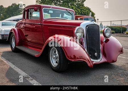 Reno, NV - 6. August 2021: 1933 Plymouth Deluxe Six 5 Window Coupé auf einer lokalen Automobilausstellung. Stockfoto