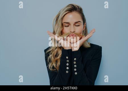 Verrückte blonde Frau, die Spaß hat und herumtöricht Stockfoto