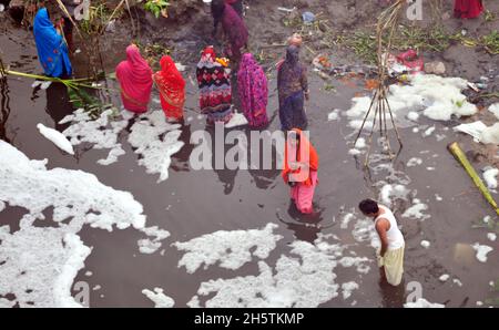 Neu-Delhi, Indien. November 2021. Eifrige Frauen bieten Surya Bhagwan (der Sonnengott steigt auf) während der Feier des Chhat Puja Festivals auf dem Yamuna Fluss Gebete des heiligen Wassers an, trotz der hohen Verschmutzung des Flusses mit giftigem Schaum aufgrund der hohen Aktivität der Fabriken in der Nähe des Ortes, Die lokalen Behörden haben keine Maßnahmen zur Vermeidung von Umweltbelastungen ergriffen. Am 11. November 2021 in Neu-Delhi, Indien. (Foto von Ravi Batra/ Eyepix Group) Quelle: Eyepix Group/Alamy Live News Stockfoto