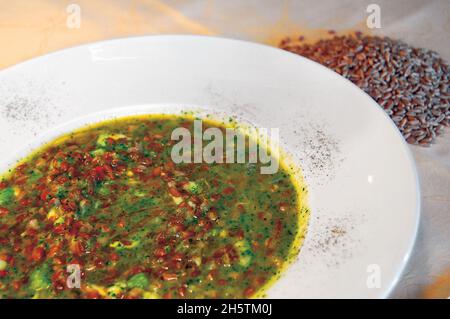 Nahaufnahme einer Suppe mit Schreibweise auf einer weißen Schüssel Stockfoto