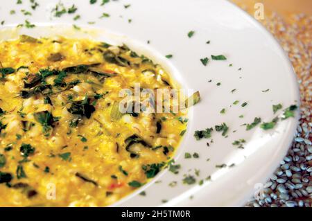 Nahaufnahme der buchstabierten Suppe auf einem weißen b Stockfoto