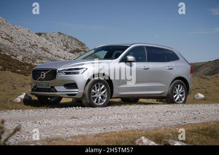 ASTURIEN, SPANIEN-8. AUGUST 2021: Volvo XC60 (zweite Generation) steht an einer Bergstraße Stockfoto