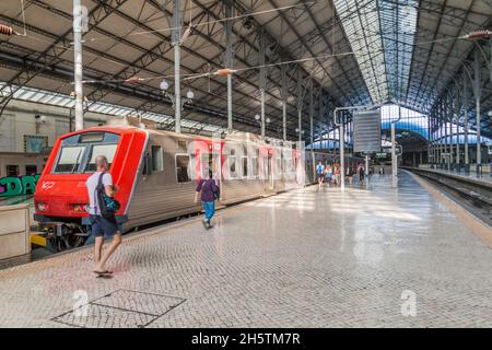 LISSABON, PORTUGAL - 9. OKTOBER 2017: Bahnsteige des Rossio-Bahnhofs in Lissabon, Portugal Stockfoto