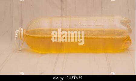 Eine halbe Flasche Limonade - frisches Wasser Stockfoto