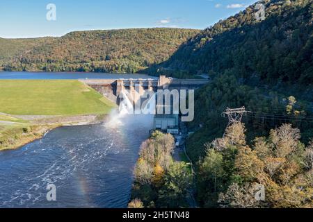 Warren, Pennsylvania - der Kinzua-Staudamm am Allegheny River im Nordwesten von Pennsylvania. Der Damm wurde in den 1960er Jahren vom Armeekorps der Ingenieure erbaut Stockfoto