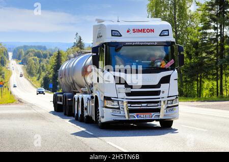 White Scania G Tankwagen für Simeon Oy Lieferungen LKW entlang Highway 3 an einem schönen Tag. Ikaalinen, Finnland. 12. August 2021. Stockfoto