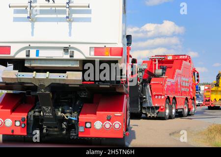 Abschleppwagen mit einem Wohnmobil im LKW-Konvoi zur Power Truck Show 2018 mit anderen Bergungsfahrzeugen, Rückansicht. Jalasjarvi, Finnland. 9. August 2018. Stockfoto