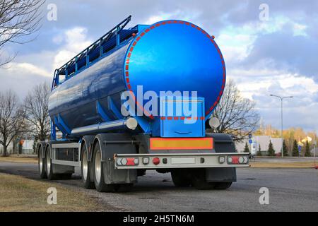 Abgelöster blauer Tankanhänger für den Massentransport, der an einem Frühlingstag auf einem Hof abgestellt wird. Salo, Finnland. 18. März 2017. Stockfoto