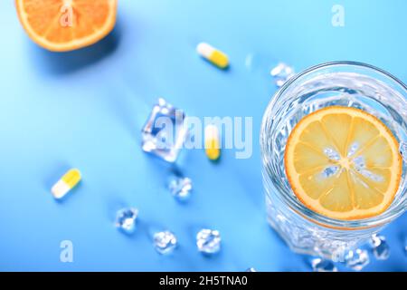 Glas mit Eiswasser und Zitrone. Vitamin C. Weiche selektive Konzentration Stockfoto