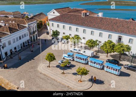 FARO, PORTUGAL - 6. OKTOBER 2017: Platz Largo da SE, Seminario de Sao Jose de Faro mit Lagunen im Hintergrund, Portugal Stockfoto