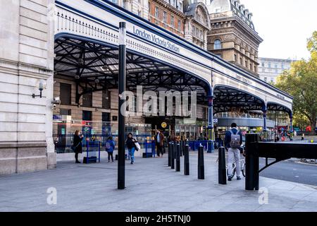 Victoria Westminster London England Großbritannien, November 7 2021, Menschen, die London Victoria Main Line Overground Station verlassen und ankommen Stockfoto