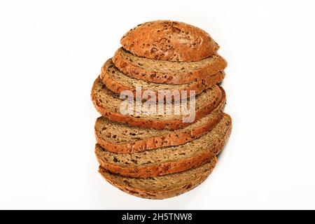 Getreidebrot auf weißem Hintergrund. Gesunde Ernährung Stockfoto