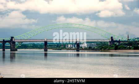 Alte Runcorn Bridge, Blick von Pickering Weide. Stockfoto