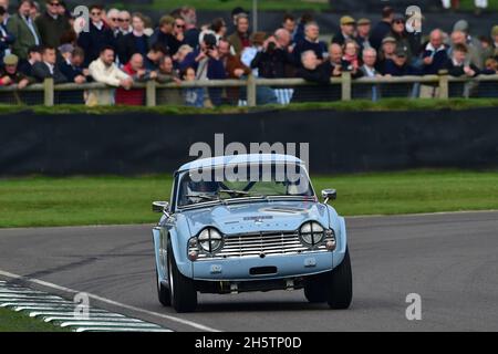 Rob Jarvis, Triumph TR4, Ronnie Hoare Trophy, Road Going Sports und GT-Autos, die Vertreter derjenigen sind, die zwischen 1960 und 1966 an Rennen teilnahmen, gut Stockfoto