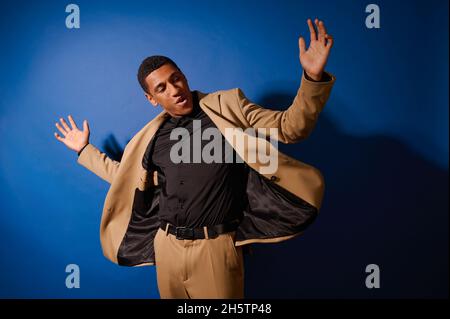 Ein gut aussehender junger Mann, der festlich aussieht Stockfoto