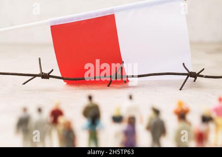 Polen Flagge, Stacheldraht und Plastikspielzeug Männer, illegale Migration Konzept Stockfoto