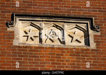 Freimaurer-Symbol-Detail an der Wand der Salisbury Freimaurerhalle, Crane St, Salisbury, Wiltshire, England. Heimat von Seven Lodges Stockfoto