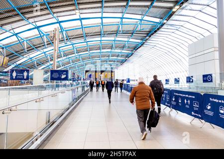 Pendler, die zu Bahnsteigen in Waterloo Station, London, Großbritannien, laufen Stockfoto